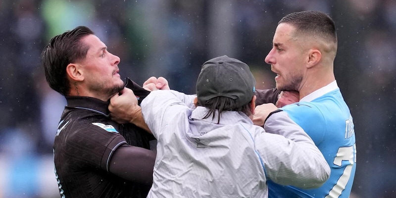 Marusic e Mazzocchi, la decisione del giudice sportivo dopo la rissa alla fine di Lazio-Napoli 3 Marusic e Mazzocchi, la decisione del giudice sportivo dopo la rissa alla fine di Lazio-Napoli