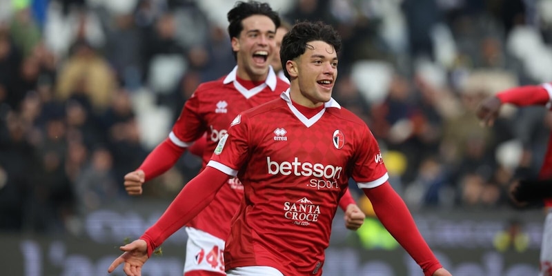 Serie B, colpo del Bari a Cesena. Davanti si corre: vincono Frosinone, Venezia e Monza 1 Serie B, colpo del Bari a Cesena. Davanti si corre: vincono Frosinone, Venezia e Monza