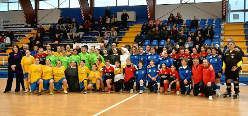 A Pescara trionfano la festa e il calcio che dona 2 A Pescara trionfano la festa e il calcio che dona
