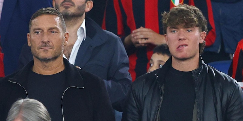 Totti, che sorpresa: dopo oltre due anni torna a vedere la Roma. Con chi era e cosa è successo 3 Totti, che sorpresa: dopo oltre due anni torna a vedere la Roma. Con chi era e cosa è successo