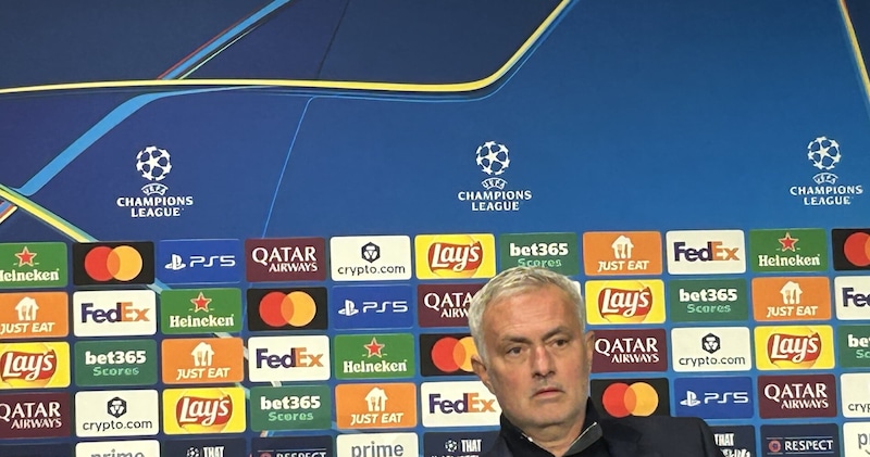 Mourinho a sorpresa in conferenza: "Se allenerei la Juve? Certo". Poi la stoccata ai giovani allenatori: "Chi &egrave; senza esperienza..."