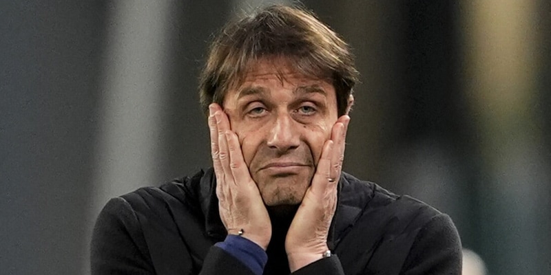 Sconsolato, fischiato, dominato dalla Juve: il ritorno di Conte allo Stadium è un flop totale 1 Sconsolato, fischiato, dominato dalla Juve: il ritorno di Conte allo Stadium è un flop totale