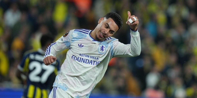 Europa League, Lione e Aston Villa vincono e guidano la classifica. Ancora imbattute Friburgo e Ferencvaros 3 Europa League, Lione e Aston Villa vincono e guidano la classifica. Ancora imbattute Friburgo e Ferencvaros