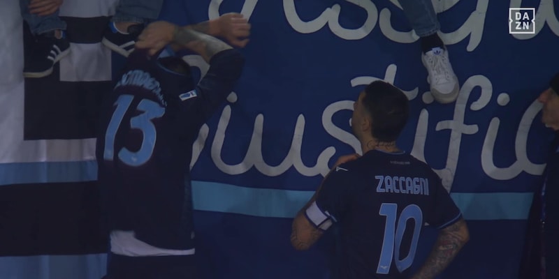 Il bellissimo gesto di Romagnoli sotto il settore dei tifosi della Lazio a Lecce: prima li saluta, poi... 3 Il bellissimo gesto di Romagnoli sotto il settore dei tifosi della Lazio a Lecce: prima li saluta, poi...