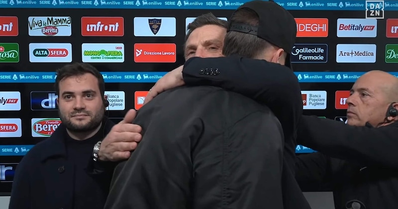 Di Francesco e Camarda, l'abbraccio a sorpresa davanti alle telecamere: "Ho tre figli e so quello che..." 4 Di Francesco e Camarda, l'abbraccio a sorpresa davanti alle telecamere: "Ho tre figli e so quello che..."