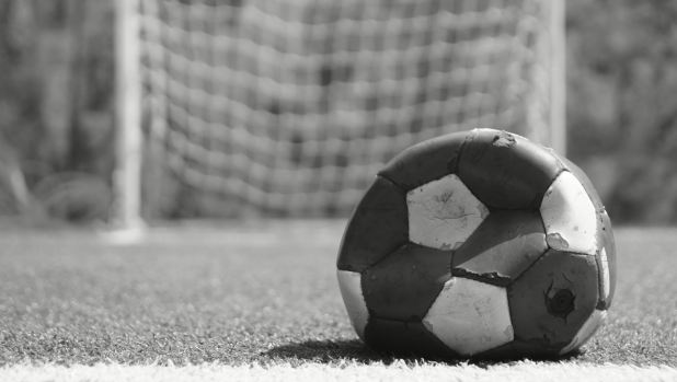 Arbitro aggredito (e derubato) a Crotone: denunciato per lesioni un calciatore dilettante