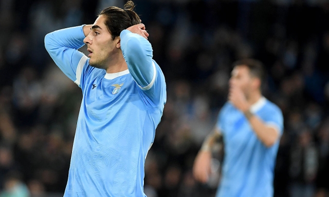 Lazio-Genoa, le ultime dai campi: Sarri, dubbio Isaksen-Cancellieri. De Rossi ritrova Ostigard