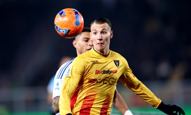 Lecce, brutte notizie per Camarda: trauma contusivo alla spalla. Ecco quanto sta fuori