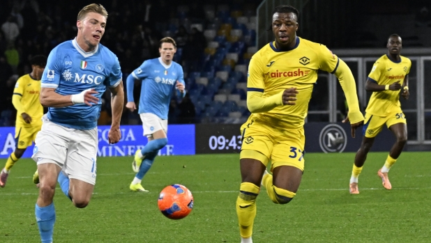 L'arbitro Marchetti convalida, ma il Var annulla il gol di Hojlund per fallo di mano 1 L'arbitro Marchetti convalida, ma il Var annulla il gol di Hojlund per fallo di mano