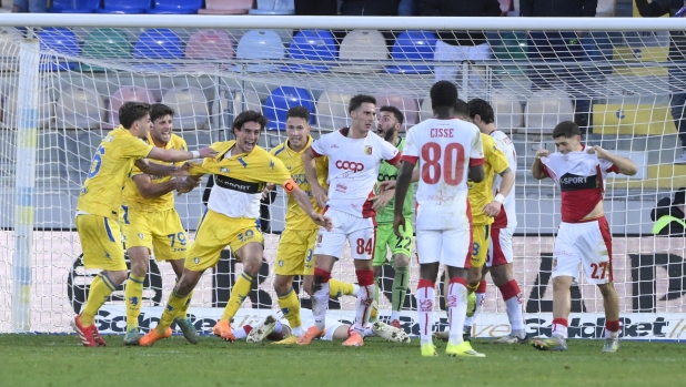 Frosinone campione d'inverno. Il Monza cade, il Venezia vince e lo scavalca. Sprofondo Bari e Samp