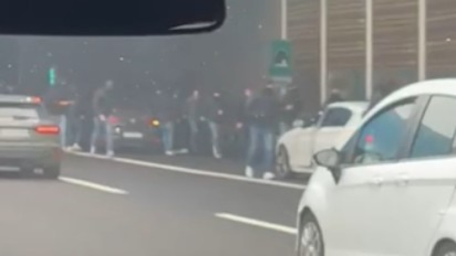 Tensione in autostrada, scontri fra tifosi di Fiorentina e Roma: il VIDEO 1 Tensione in autostrada, scontri fra tifosi di Fiorentina e Roma: il VIDEO