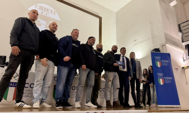 Hanno il Daspo ma vengono premiati. Cortocircuito istituzionale del Coni a Chieti 1 Hanno il Daspo ma vengono premiati. Cortocircuito istituzionale del Coni a Chieti