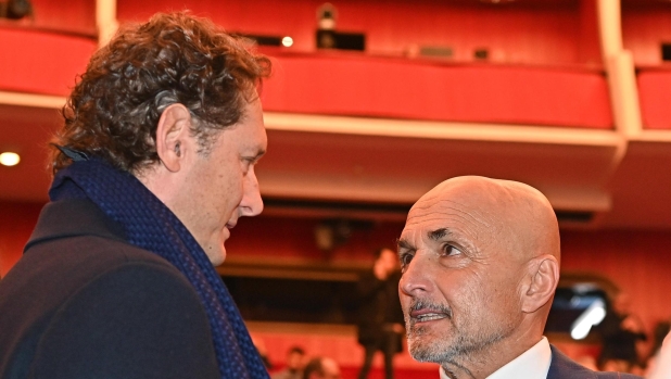 Elkann-Spalletti, abbraccio e sorrisi alla serata per Vialli: il feeling è totale 1 Elkann-Spalletti, abbraccio e sorrisi alla serata per Vialli: il feeling è totale