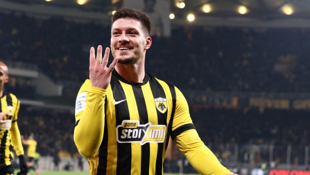 La lezione di Jovic a Calabria nel derby milanista... di Atene