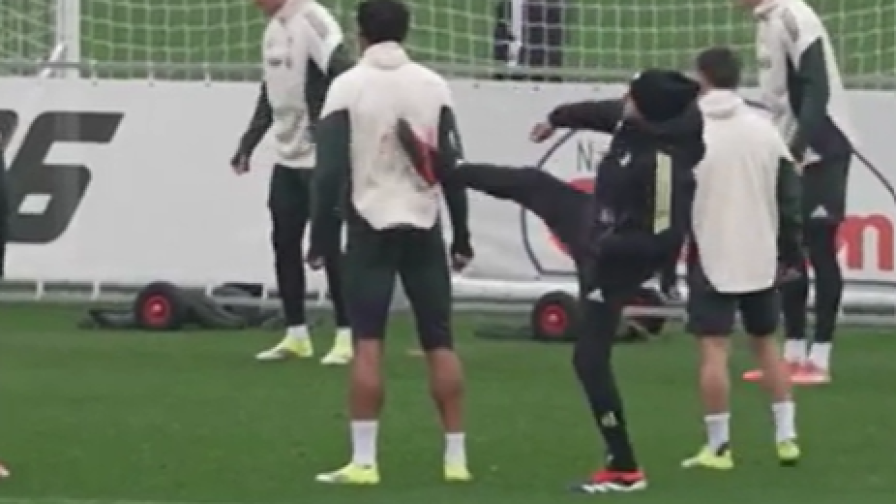 Spalletti, calcio a Kelly in allenamento: che risate! 1 Spalletti, calcio a Kelly in allenamento: che risate!