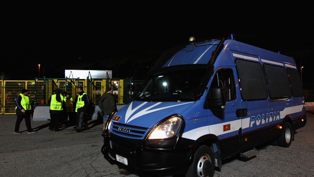 Roma-Stoccarda: trovate bottiglie e aste metalliche nei pullman dei tifosi tedeschi