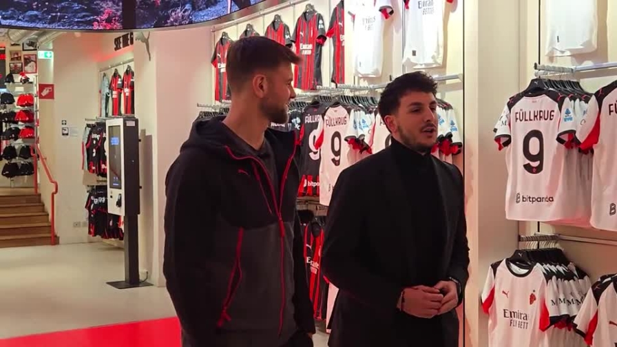 Fullkrug riceve l'abbraccio dei tifosi: bagno di folla al Milan Store