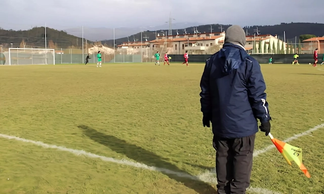 Infila la bandierina nei pantaloncini dell'arbitro: Daspo di due anni a un dirigente