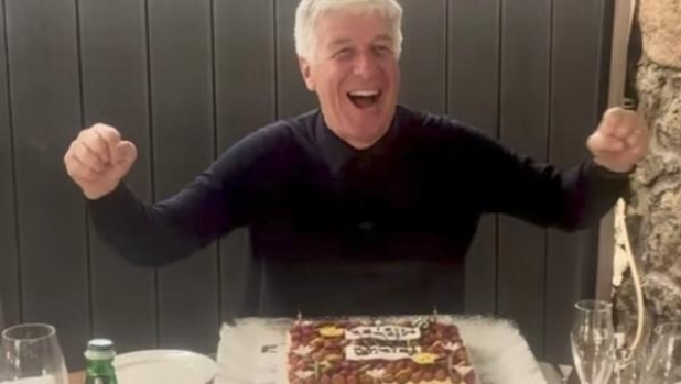 Roma, Gasperini esulta: torta e festeggiamenti coi tifosi