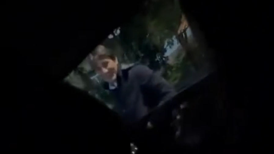 Antonio Conte parcheggiatore aiuta una ragazza a fare manovra: il video è virale 1 Antonio Conte parcheggiatore aiuta una ragazza a fare manovra: il video è virale