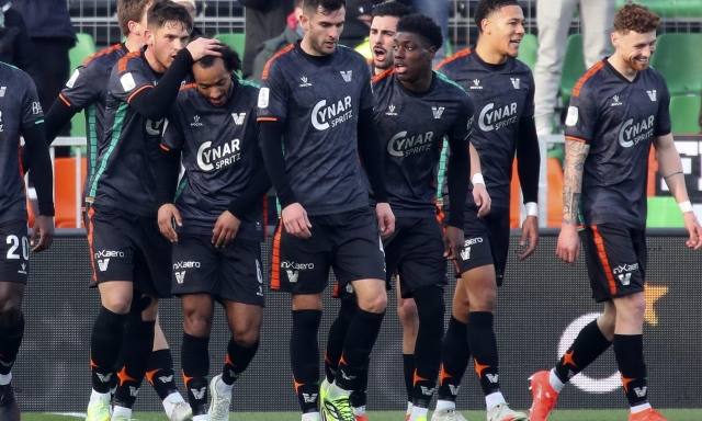 Il Frosinone pareggia al 95', ma non basta: ora c'è il Venezia in testa. Cesena, la crisi continua