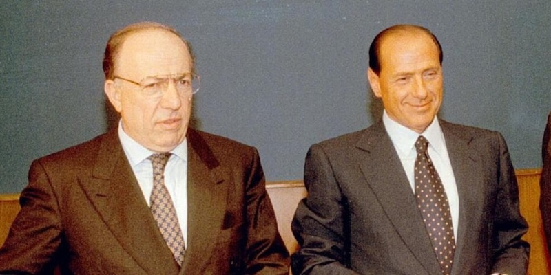 Berlusconi e il Milan, il retroscena di Confalonieri sull’acquisto: “Firmammo nello studio di un interista” 3 Berlusconi e il Milan, il retroscena di Confalonieri sull’acquisto: “Firmammo nello studio di un interista”