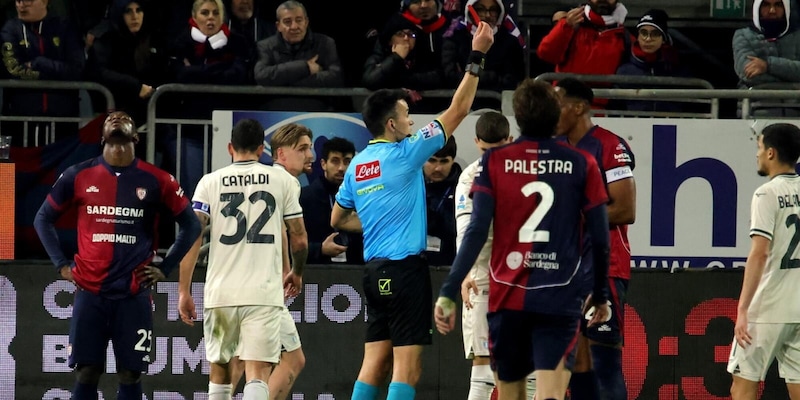 Moviola Cagliari-Lazio, Rapuano dà rigore e rosso e poi ci ripensa: la spiegazione 1 Moviola Cagliari-Lazio, Rapuano dà rigore e rosso e poi ci ripensa: la spiegazione