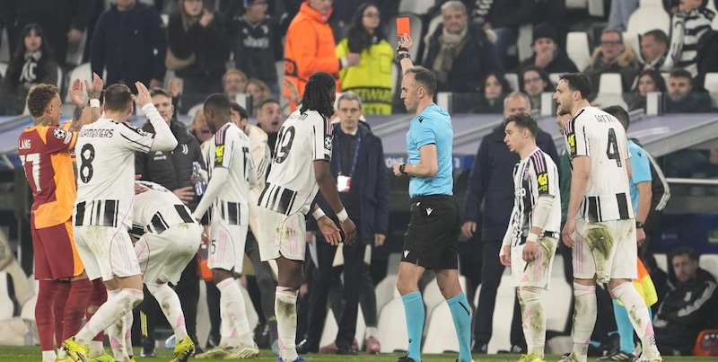 Furia tifosi Juve sull&rsquo;arbitro killer di Champions: "Il rosso a Kelly &egrave; scandaloso, il fallimento del calcio"&nbsp;