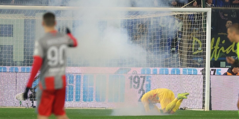 Inter, stop alle trasferte per i tifosi: la decisione dopo il petardo lanciato ad Audero 2 Inter, stop alle trasferte per i tifosi: la decisione dopo il petardo lanciato ad Audero