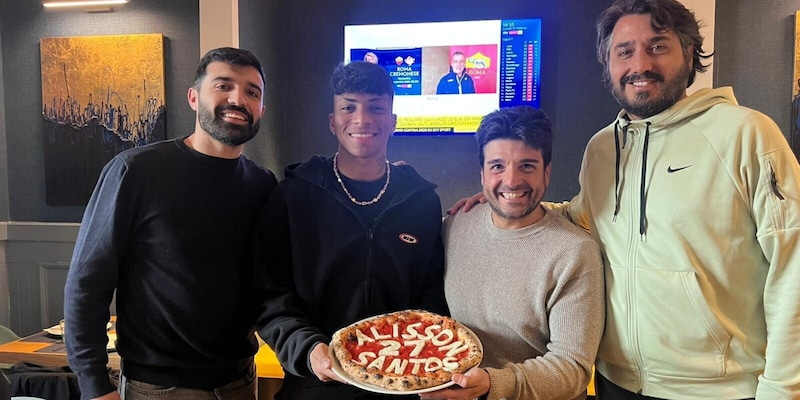 Alisson, la mamma e il fratello in lacrime dopo il gol alla Roma. Poi spunta una pizza speciale 2 Alisson, la mamma e il fratello in lacrime dopo il gol alla Roma. Poi spunta una pizza speciale