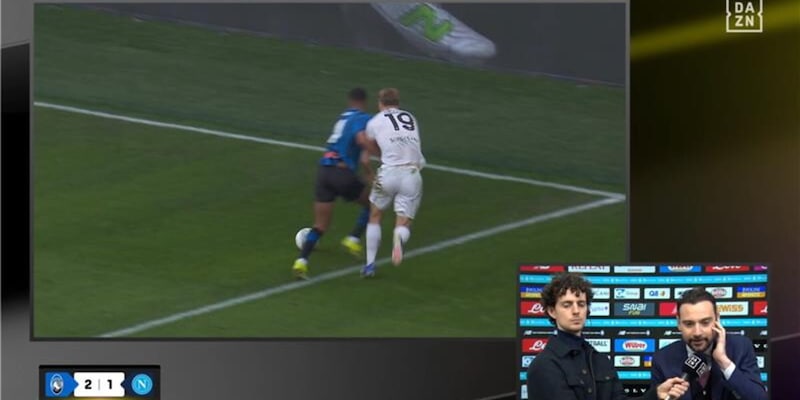 Manna, il durissimo sfogo in diretta tv: "Una roba imbarazzante, non è calcio. Dov'è il fallo di Hojlund?" 3 Manna, il durissimo sfogo in diretta tv: "Una roba imbarazzante, non è calcio. Dov'è il fallo di Hojlund?"