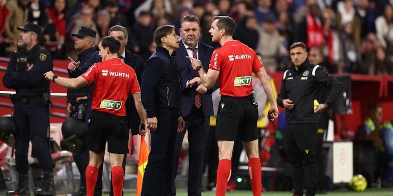 Sette giornate di squalifica all'allenatore del Siviglia: stangata in Liga per Almeyda