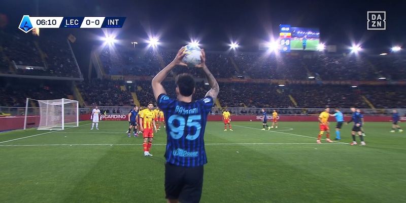 Bastoni sommerso dai fischi durante Lecce-Inter, Chivu lo carica così: "Ale, ascoltami..." 2 Bastoni sommerso dai fischi durante Lecce-Inter, Chivu lo carica così: "Ale, ascoltami..."