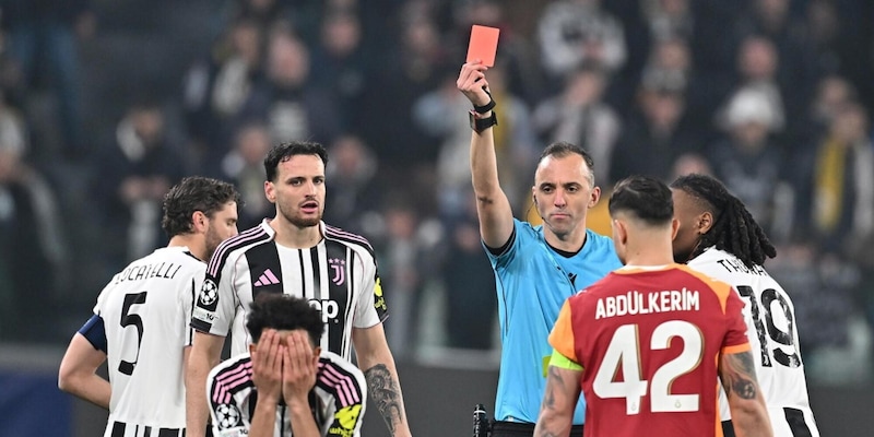 Rosso a Kelly, arriva la giustificazione della Uefa e scatena l'ira social dei tifosi della Juve