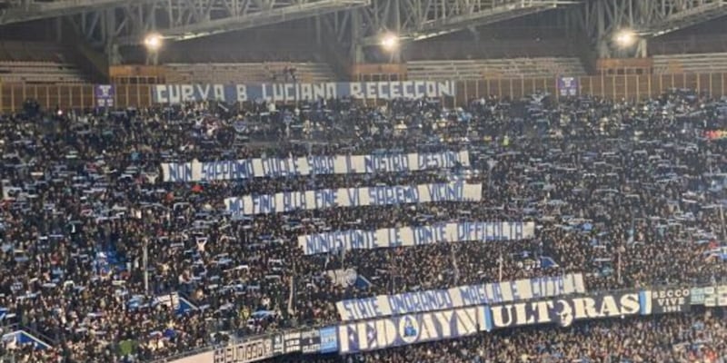 Lo striscione dei tifosi del Napoli per Conte e la squadra prima della Roma: il messaggio è chiaro 3 Lo striscione dei tifosi del Napoli per Conte e la squadra prima della Roma: il messaggio è chiaro