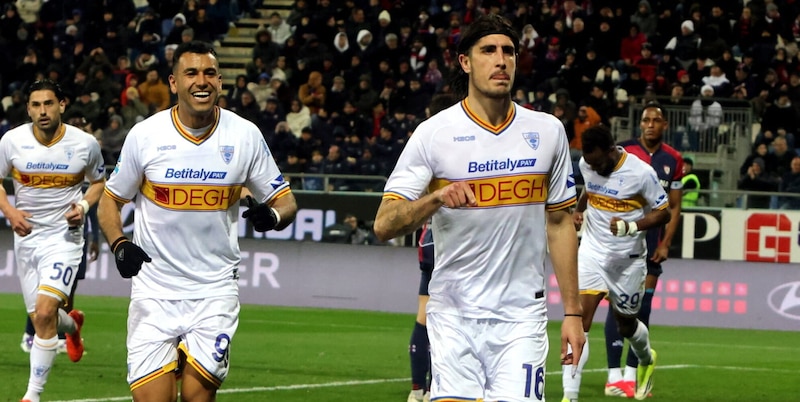 Colpo Lecce a Cagliari, decisivi Gandelman e Ramadani: Di Francesco si distacca dalla Fiorentina
