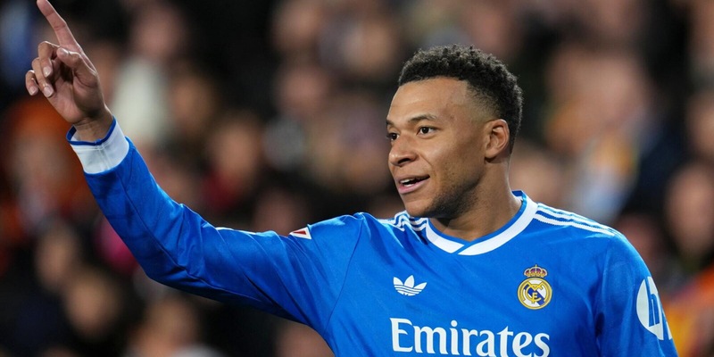 Carreras e Mbapp&eacute; mantengono il Real Madrid nella scia del Barcellona