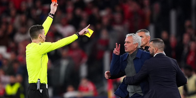 Mourinho furioso, la frase in tv sull'arbitro Taylor dopo Benfica-Real: "Vediamo se..." 2 Mourinho furioso, la frase in tv sull'arbitro Taylor dopo Benfica-Real: "Vediamo se..."