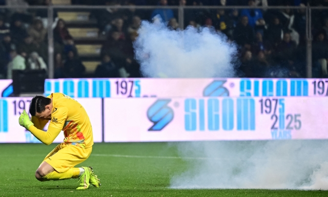 Petardo su Audero: il teppista ha perso tre dita, sarà arrestato. Multa all'Inter, punizioni per la curva 4 Petardo su Audero: il teppista ha perso tre dita, sarà arrestato. Multa all'Inter, punizioni per la curva