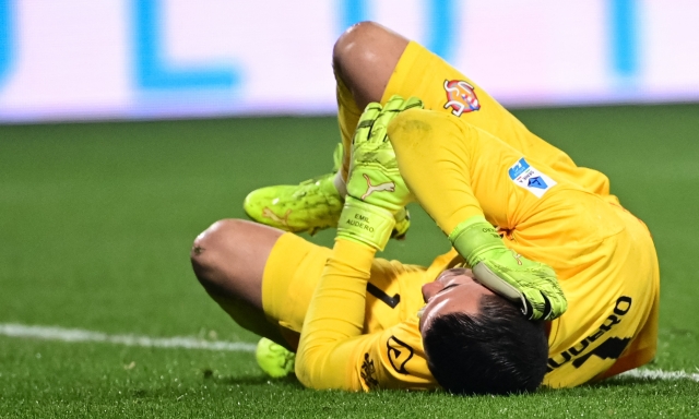 Audero colpito da un petardo lanciato dalla curva nerazzurra: Cremonese-Inter sospesa per 3' 4 Audero colpito da un petardo lanciato dalla curva nerazzurra: Cremonese-Inter sospesa per 3'