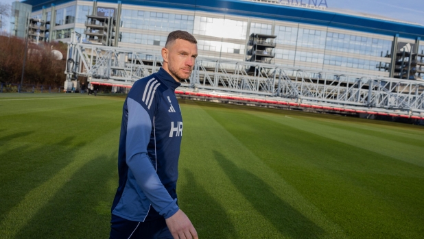 Regalati a maggio, restituiti d'inverno: Dzeko, Bailey, Carboni e i 40 fiori di De André