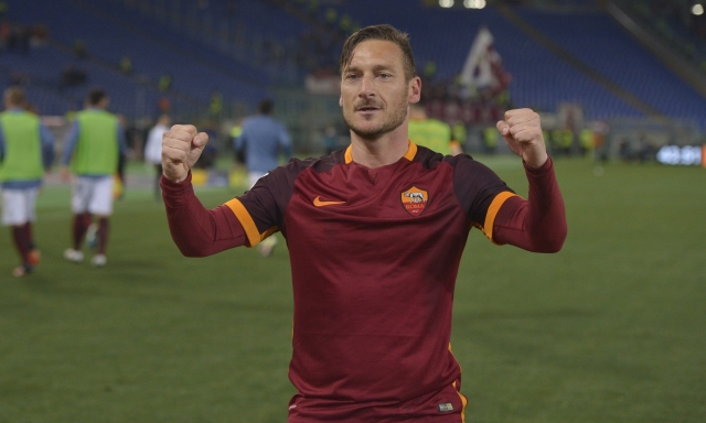 "Resta il nostro simbolo". "Rischia di fare il fantoccio": il ritorno di Totti divide la Roma