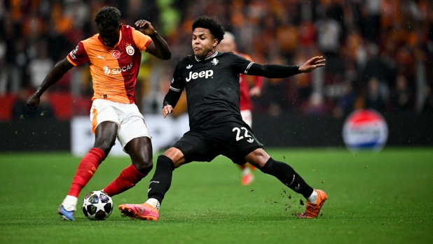 C'è chi lascia Icardi in panchina e chi schiera McKennie centravanti: così l'Europa boccia l'Italia