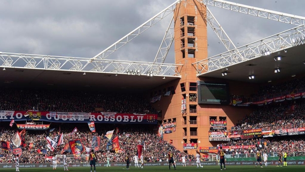 Paura al Ferraris prima di Genoa-Torino: un tifoso cade nel fossato