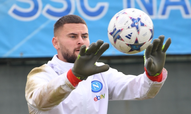 Contini, sfogo social del portiere del Napoli: "Il calcio oggi è una pagliacciata, meglio darsi al ballo..."