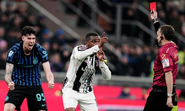 Sostituzioni, secondi gialli, angoli, fuorigioco: lotta ai furbetti del calcio, come cambiano le regole