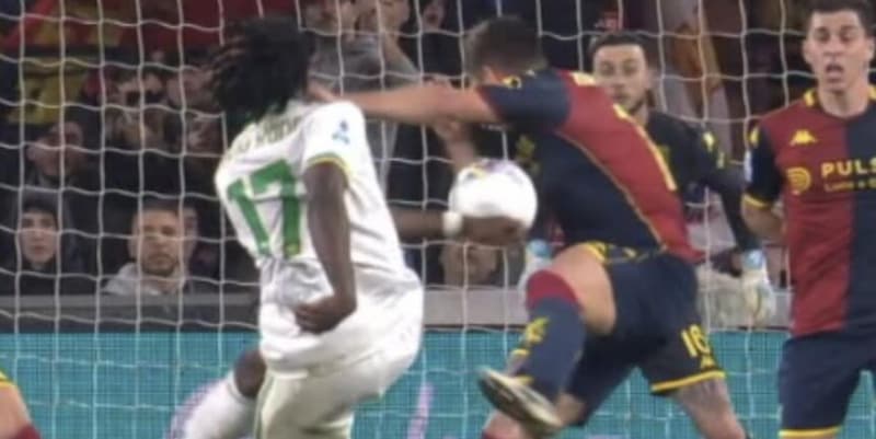 Malinovskyi pi&ugrave; punibile che no: Genoa-Roma diventa un caso