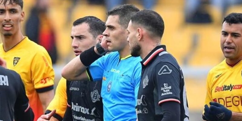 Fermate subito Sozza: non vede rigori e inventa punizioni! Ecco tutte le cantonate prese in Lecce-Cremonese