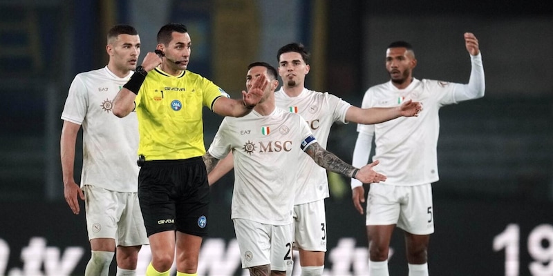 Moviola Verona-Napoli: cilecca Colombo, che errore sull’angolo! 3 Moviola Verona-Napoli: cilecca Colombo, che errore sull’angolo!