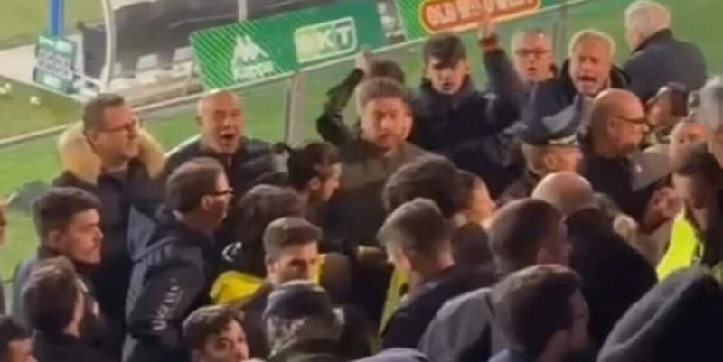 Rocchi, bufera in Serie B: banconote sventolate, insulti e stadio in rivolta. Cosa è successo 1 Rocchi, bufera in Serie B: banconote sventolate, insulti e stadio in rivolta. Cosa è successo